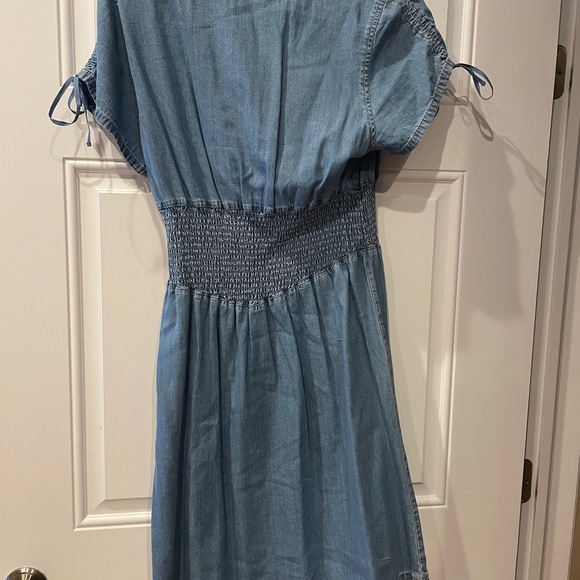 Denim Nine West dress. Elastic at waistline  and bows that can be tied on slave - Picture 6 of 6